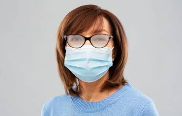 Occhiali e mascherina: con Essilor Optifog® puoi evitare l’appannamento delle lenti.