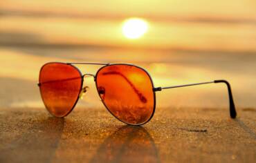 Occhiali da sole in vacanza. Come evitare imprevisti in spiaggia?