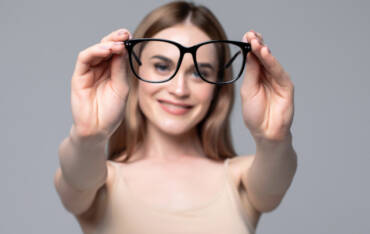 Come pulire gli occhiali? Consigli per la cura delle lenti e della montatura.