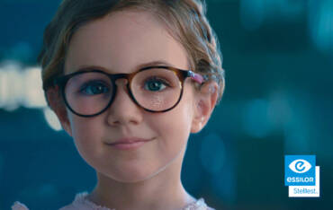 Lenti per la miopia dei bambini? Essilor Stellest con microlenti invisibili.